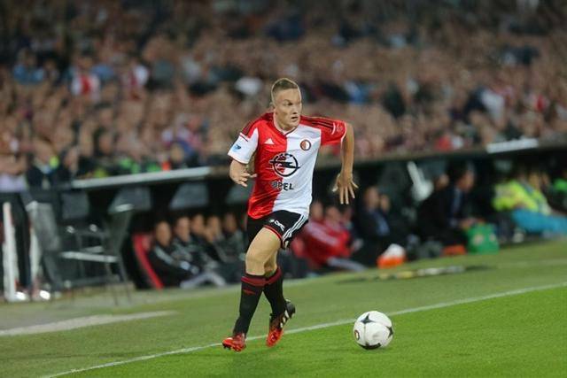 巴萨17岁小将面部受伤缝10针 赛后社交媒体晒图